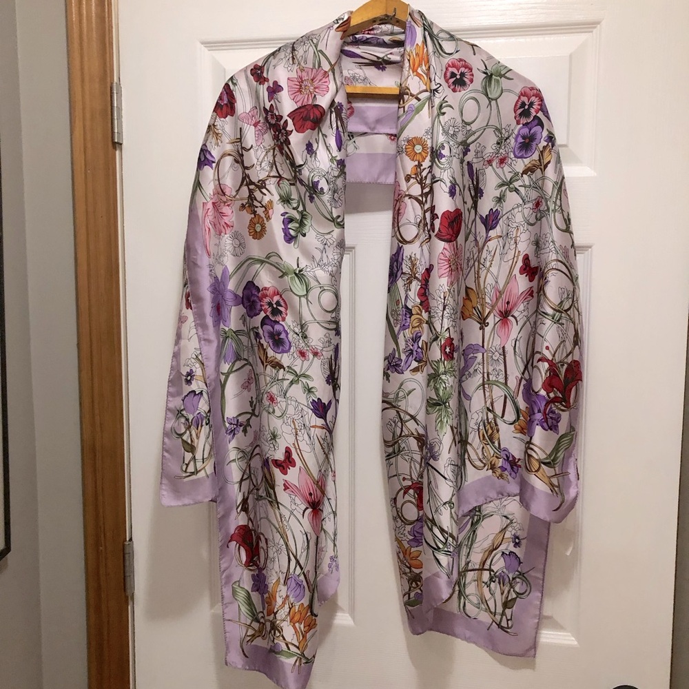 ☀️ NWT Laura Wrap Scarf in Beautiful Floral Print